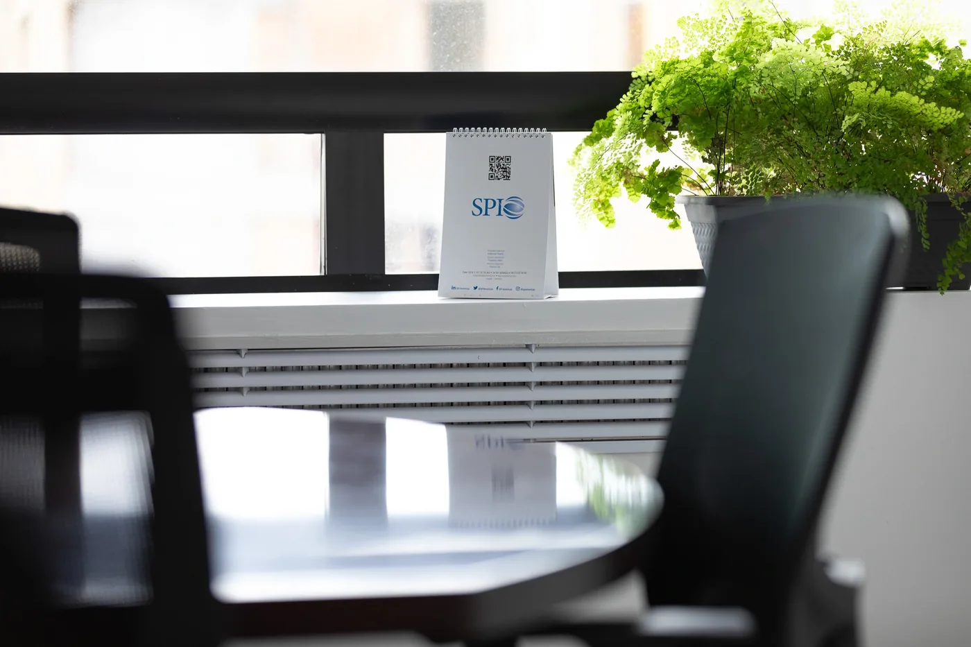 Sala de reuniones de SPI Américas con un calendario corporativo de la firma junto a la ventana